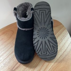 NWOT Mini Black Uggs Size 9
